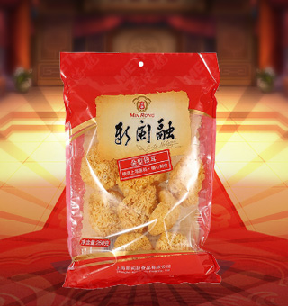 新閩融朵型銀耳產(chǎn)自浙江麗水250g每袋，精選優(yōu)質(zhì)原材料，綠色種植，陽光充沛，人工采摘篩選，品質(zhì)保證，不添加任何防腐劑與人工色素。安全衛(wèi)生，色澤嫩白，口感細膩香醇，是家庭、賓館、餐廳、席間的上等佐料，保留了豐富的營養(yǎng)成分。采取透明包裝，新鮮清晰可見，干凈衛(wèi)生，方便存放冷藏，方便消費者們的選購，安全健康，放心購買。